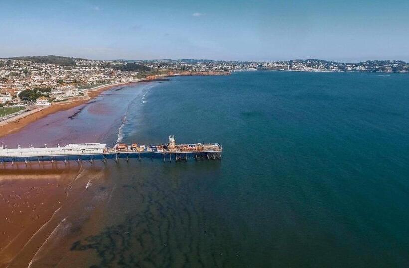 Пансион Barbie House ,opposite The Beach & Pier ,2 Ground Floor Apartments Each With Private Car Space & Gar