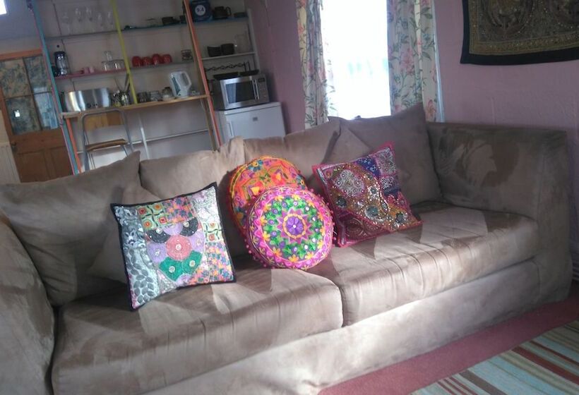 تختخواب و صبحانه Pear Tree Farm