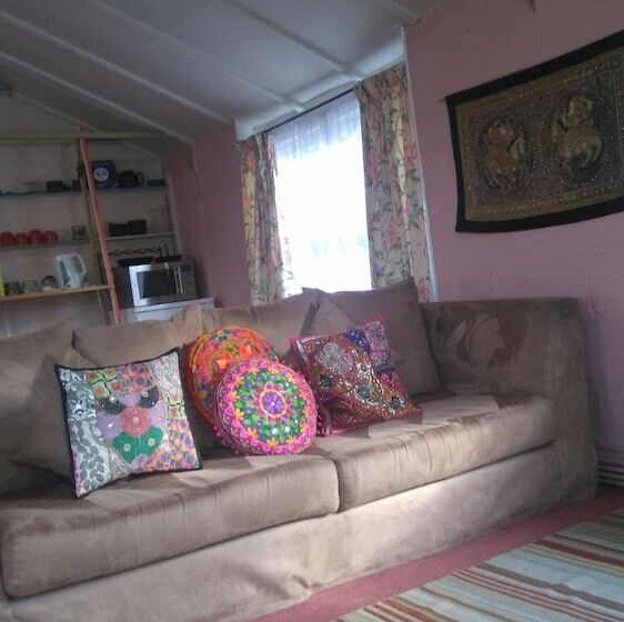 تختخواب و صبحانه Pear Tree Farm