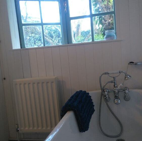 تختخواب و صبحانه Pear Tree Farm