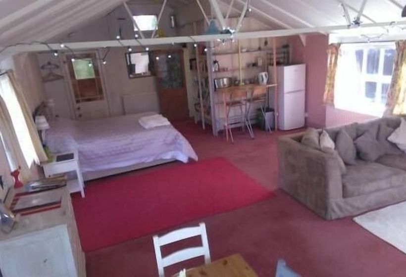 تختخواب و صبحانه Pear Tree Farm