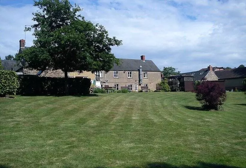 مسافرخانه The Stag