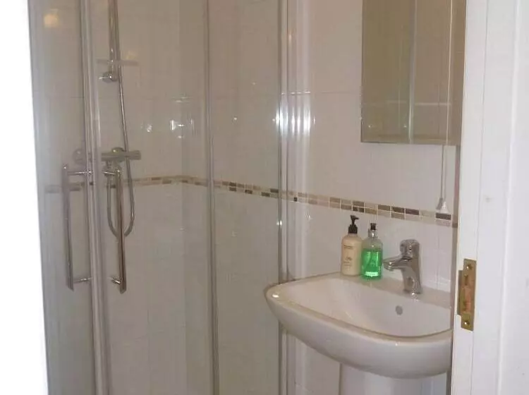 مسافرخانه The Stag