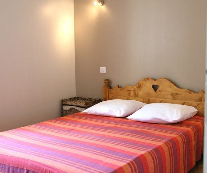 In The Country Side, Near Sarlat, Cottage With Indoor Heated Swimming Pool