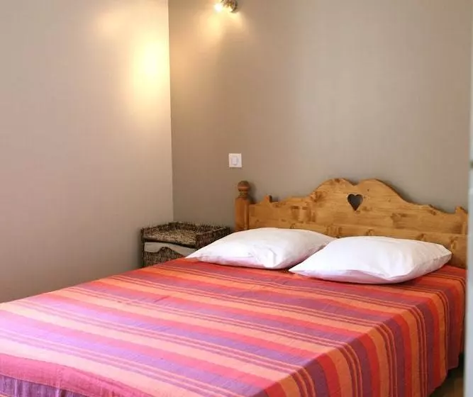 In The Country Side, Near Sarlat, Cottage With Indoor Heated Swimming Pool