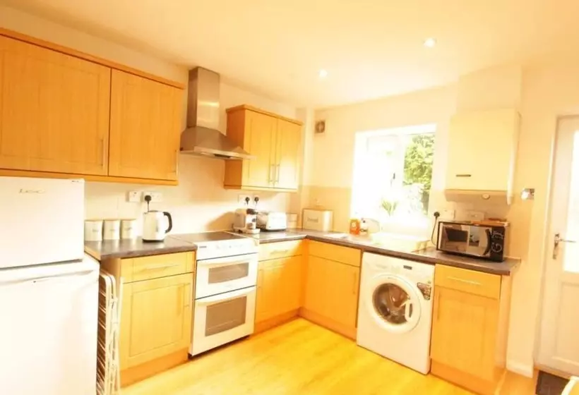 Majatalo Fantastic 2 Bed House In Hull. Garden, Sky Tv