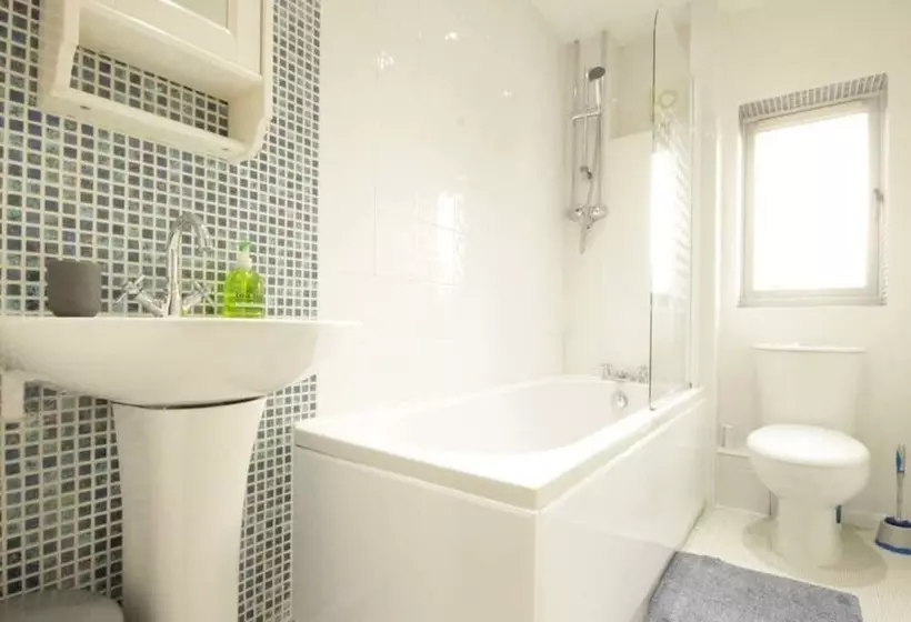 Majatalo Fantastic 2 Bed House In Hull. Garden, Sky Tv