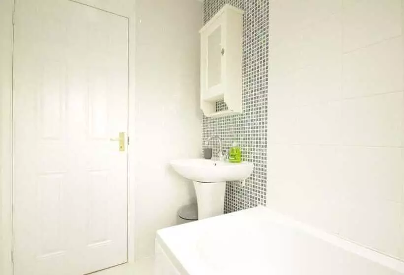 Majatalo Fantastic 2 Bed House In Hull. Garden, Sky Tv