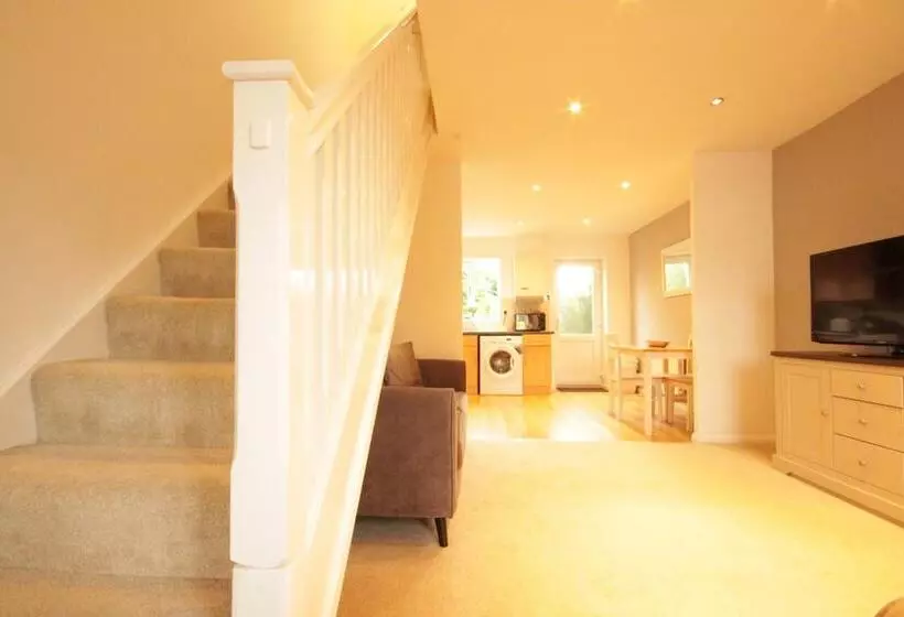 Majatalo Fantastic 2 Bed House In Hull. Garden, Sky Tv