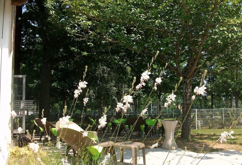 Crjs Et Auberge De Jeunesse   Hostel