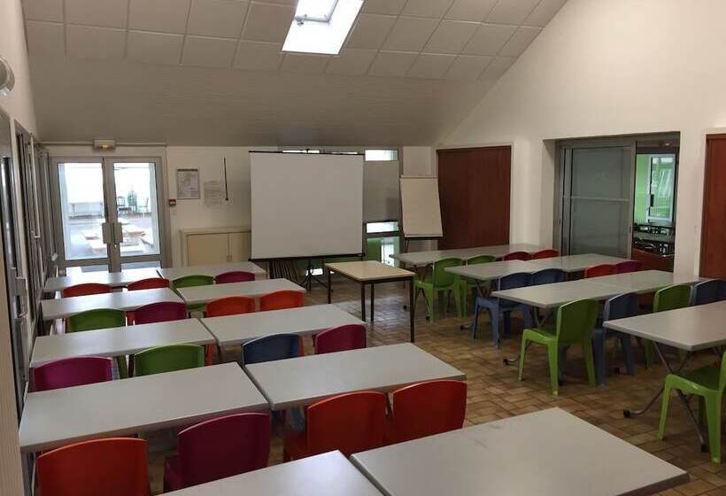 Crjs Et Auberge De Jeunesse   Hostel