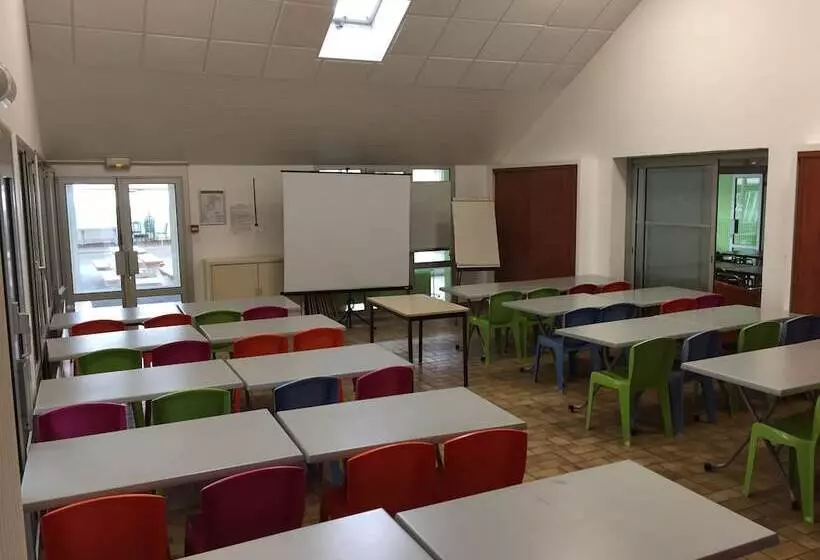 Crjs Et Auberge De Jeunesse   Hostel