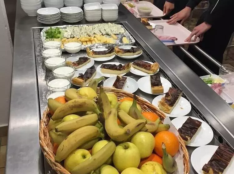 Crjs Et Auberge De Jeunesse   Hostel