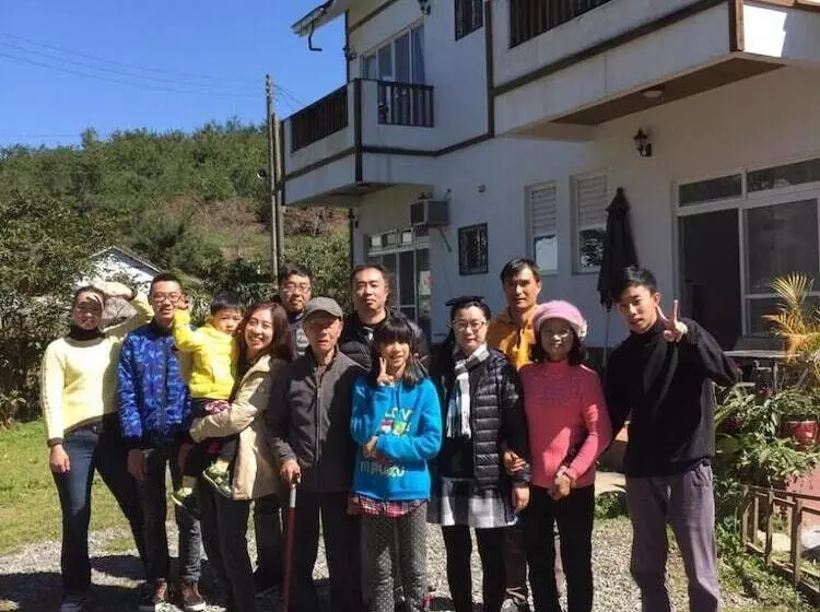 تختخواب و صبحانه Nunu Haus Guest House