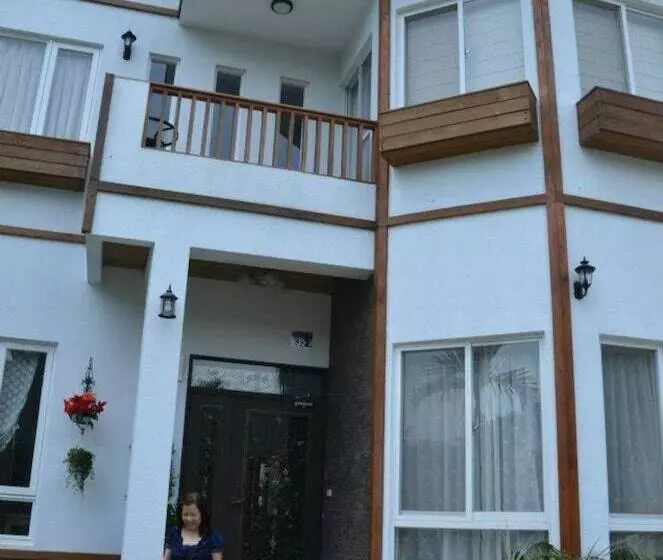 تختخواب و صبحانه Nunu Haus Guest House