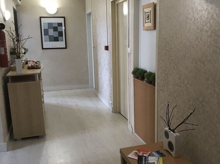 هتل Hôtel Du Commerce