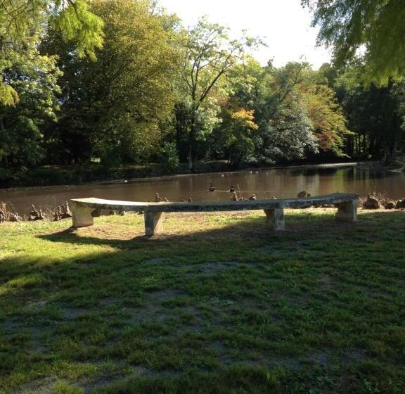 تختخواب و صبحانه Chateau Du Val Larbont