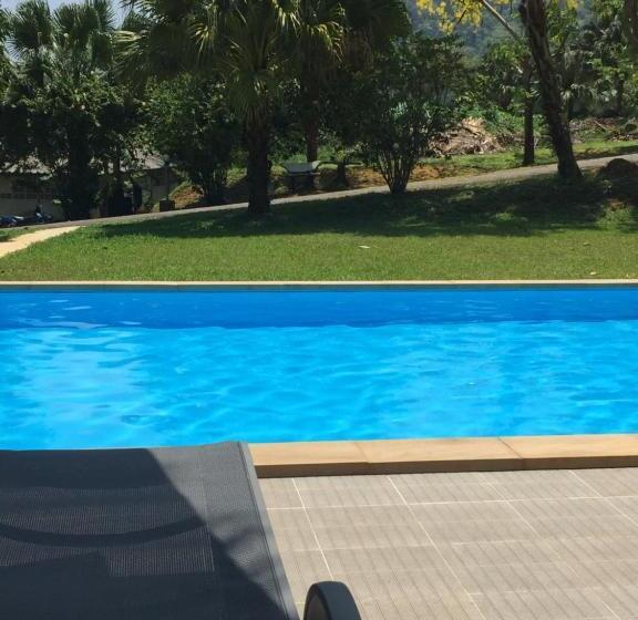 בית מלון כפרי Khaolak Hillside Villa