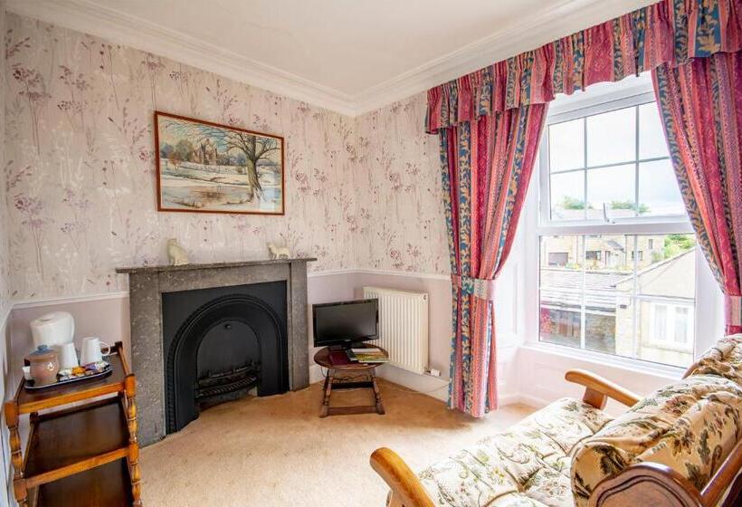 فندق Middle House