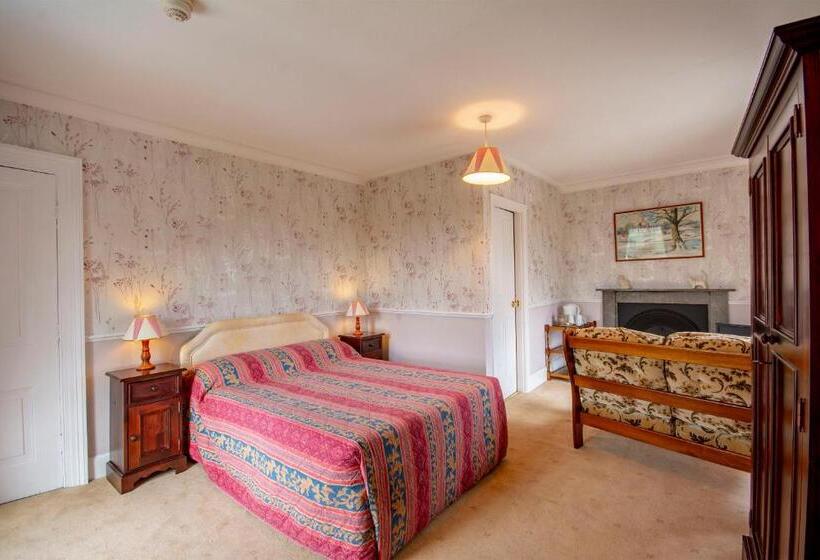 فندق Middle House