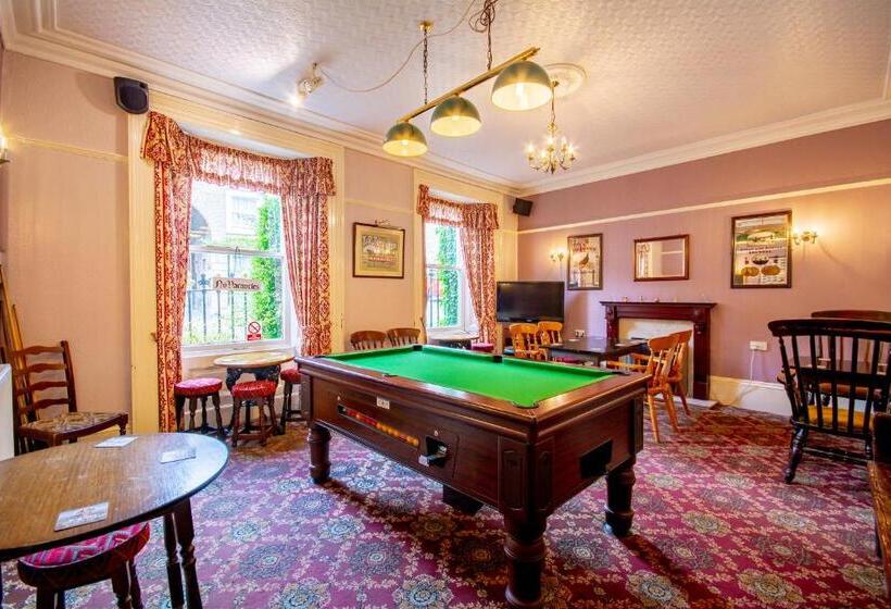 فندق Middle House