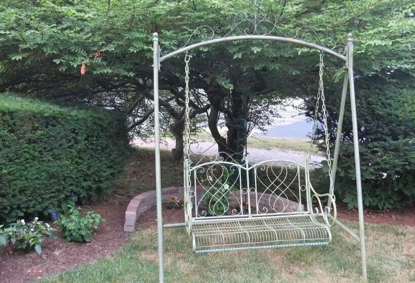 تختخواب و صبحانه The Silver Fountain Inn