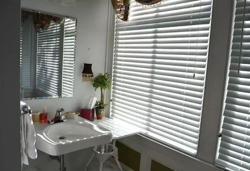 تختخواب و صبحانه The Silver Fountain Inn