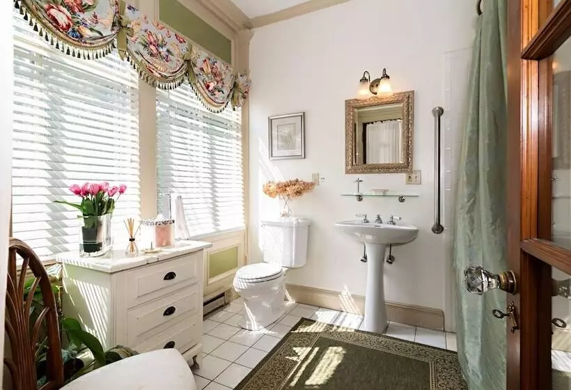 تختخواب و صبحانه The Silver Fountain Inn