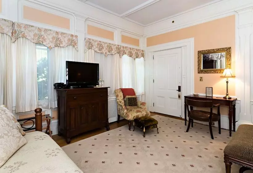 تختخواب و صبحانه The Silver Fountain Inn