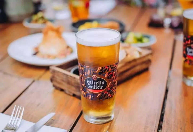 Hostelli The Rose And Crown