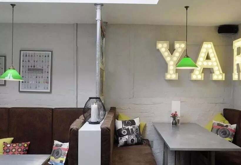 Hostelli The Rose And Crown