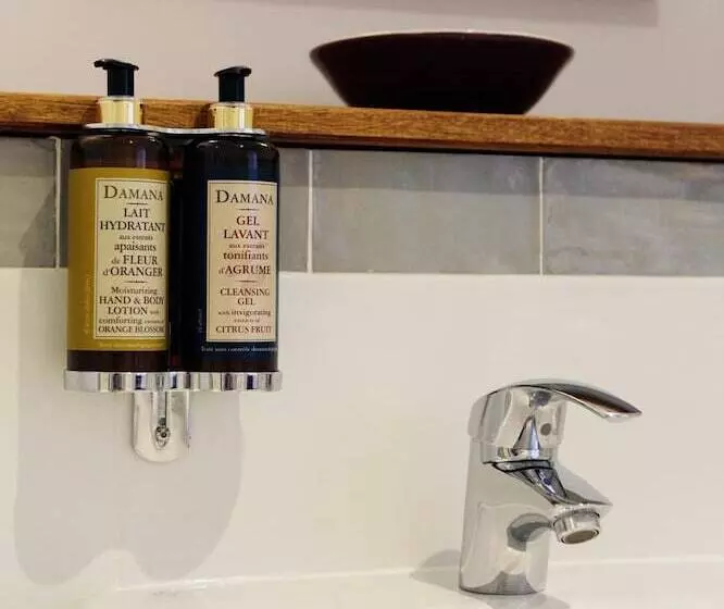 Hostelli The Rose And Crown