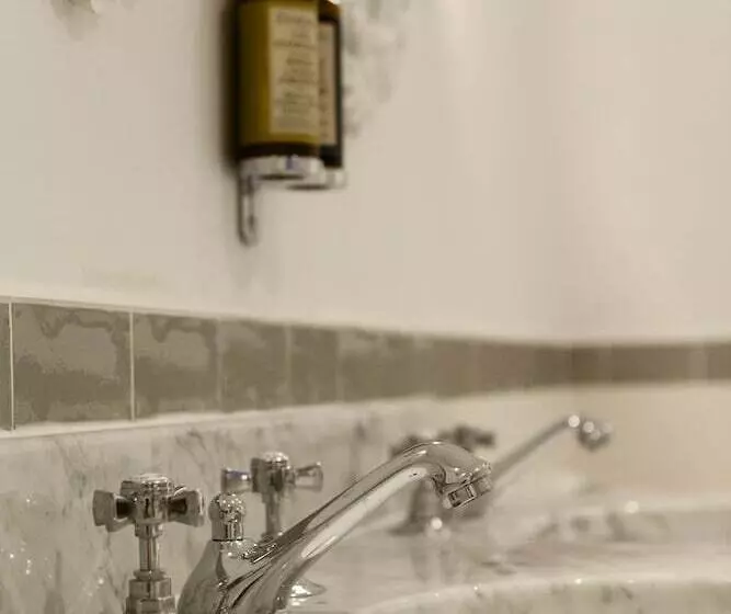 Hostelli The Rose And Crown