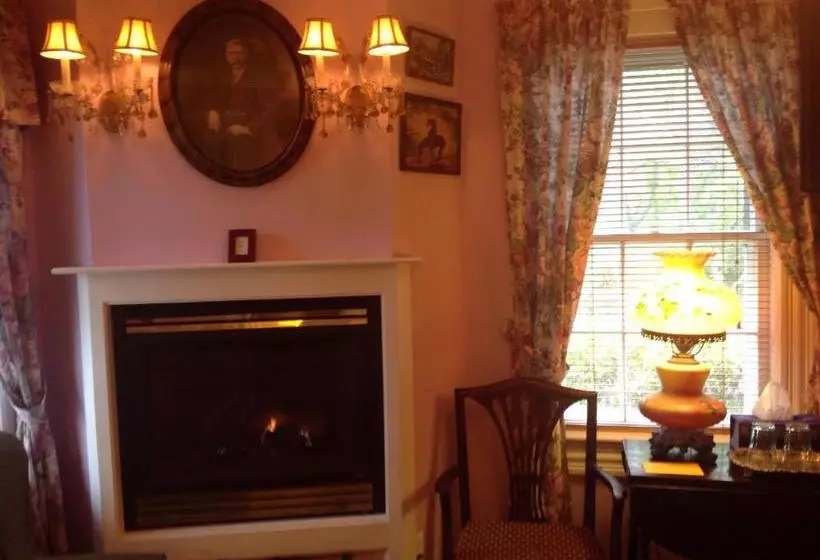 پانسیون The Bradford Carver Guest House