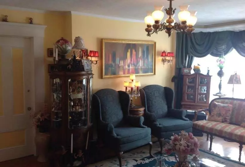 پانسیون The Bradford Carver Guest House