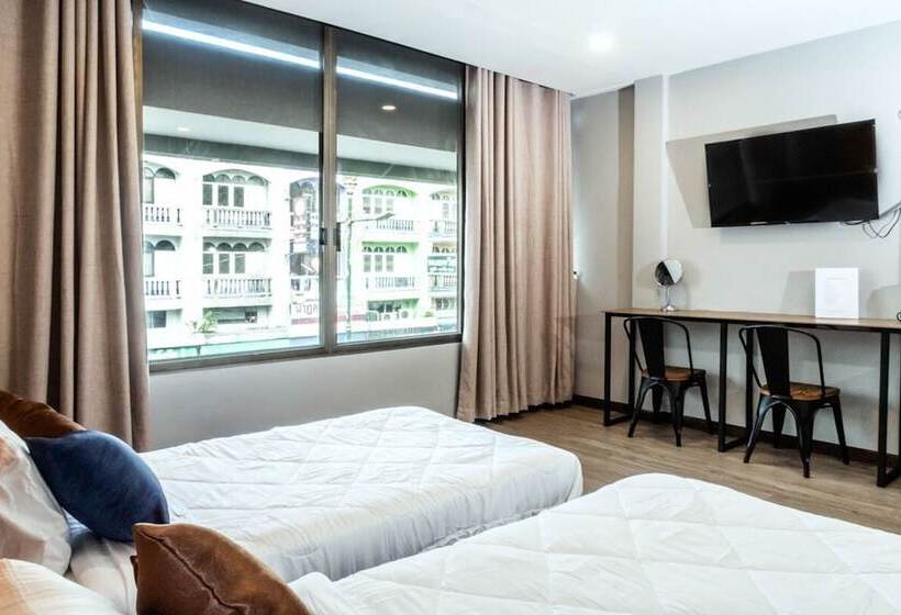 Full Moon  House   Hostel