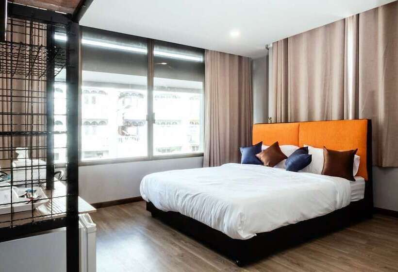 Full Moon  House   Hostel