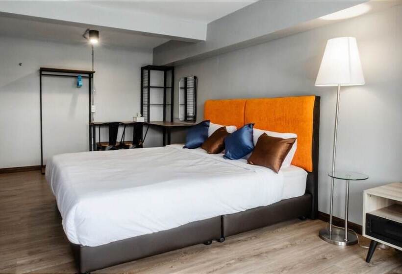 Full Moon  House   Hostel