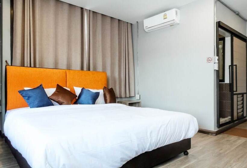 Full Moon  House   Hostel