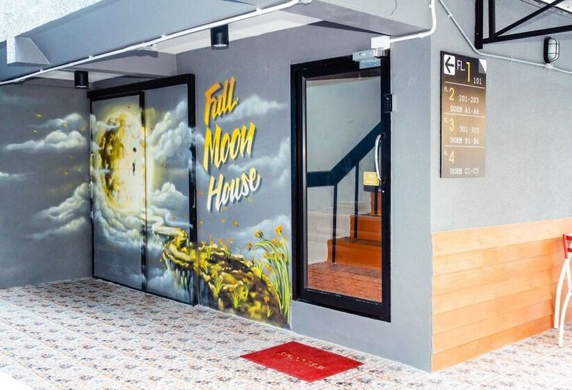 Full Moon  House   Hostel