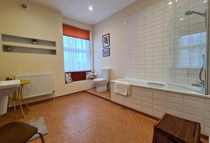 住宿加早餐  10to12 Folkestone