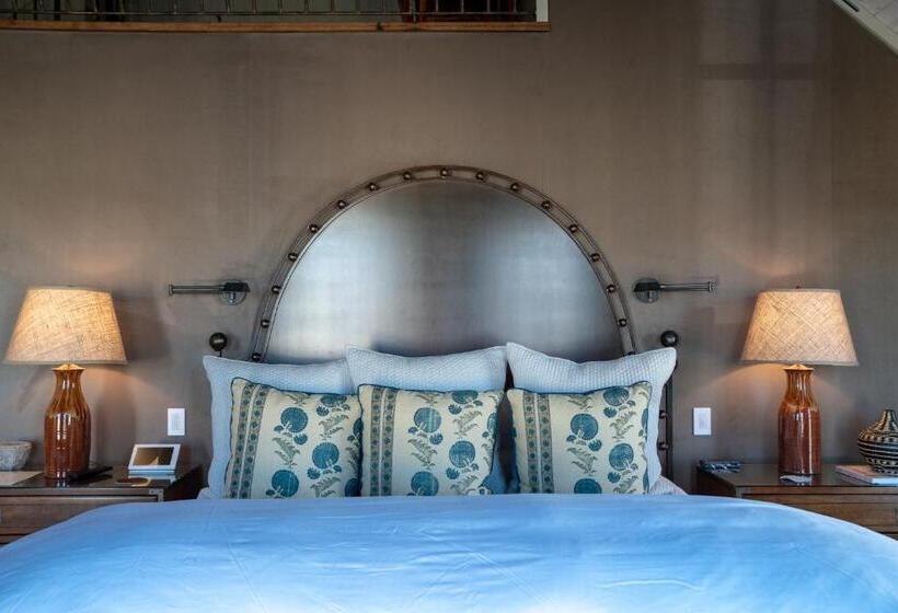 簡易ホテル Public House Lofts