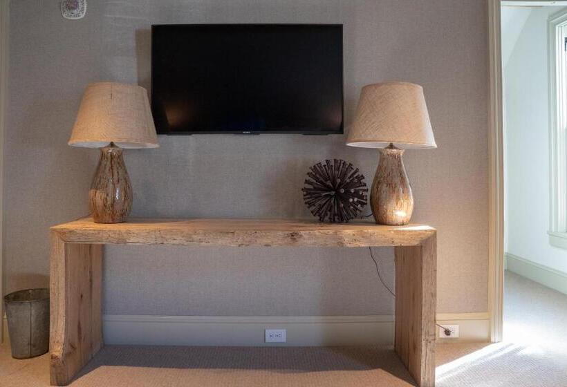 簡易ホテル Public House Lofts