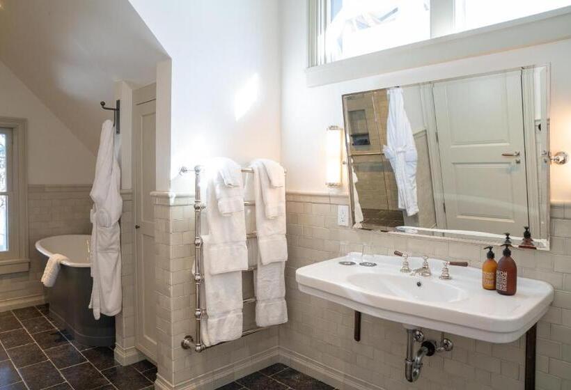 簡易ホテル Public House Lofts