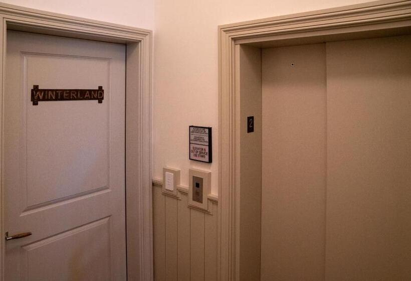 簡易ホテル Public House Lofts