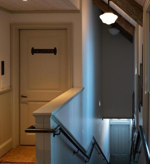 簡易ホテル Public House Lofts