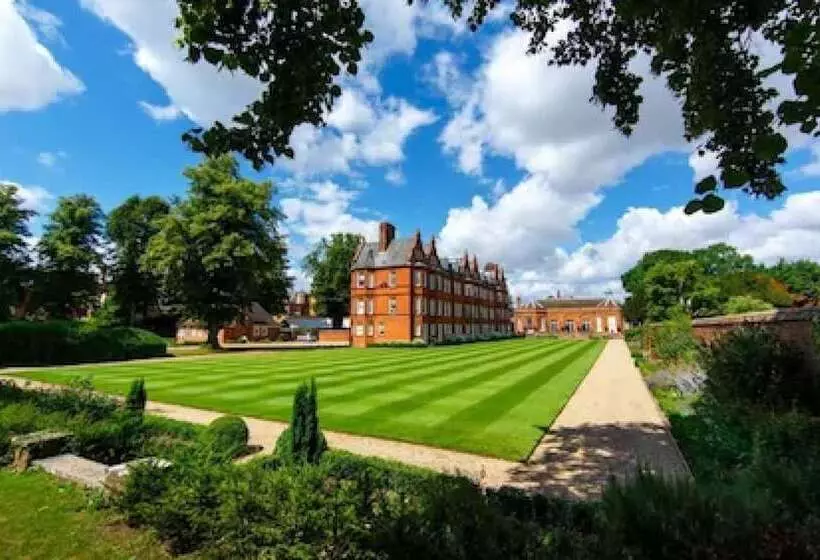 ホテル The Jockey Club Rooms