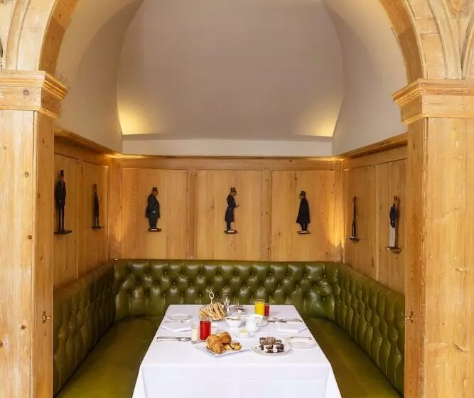 ホテル The Jockey Club Rooms