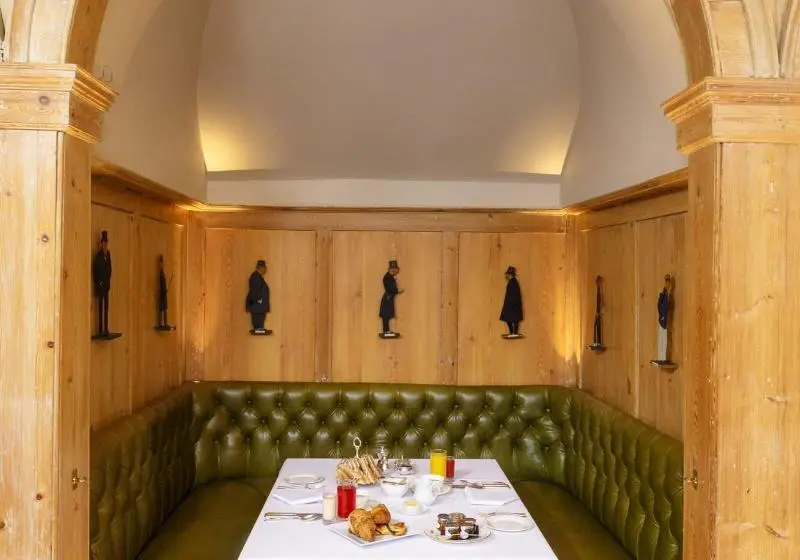 ホテル The Jockey Club Rooms