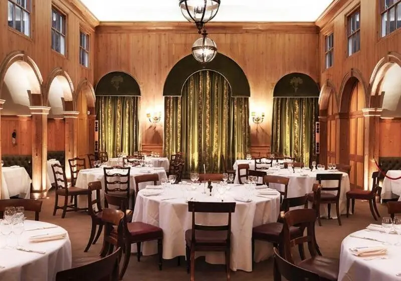 ホテル The Jockey Club Rooms